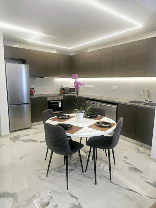 Deluxe Apartment Пафос Экстерьер фото